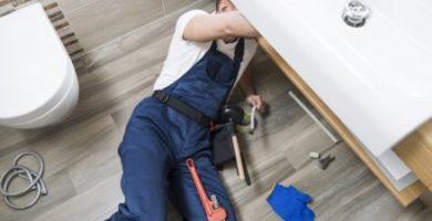 tecnico-sanitario-trabalhando-sob-a-pia_23-2147772222-438x292