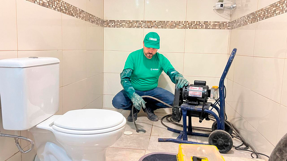Ralo entupido? A Eco resolve com técnica e segurança.